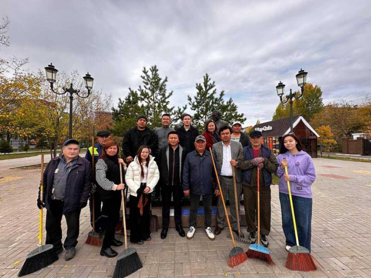 «Таза Қазақстан»: акцию чистоты провели у памятников Астаны