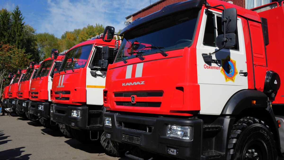 Глава МЧС вручил ключи от новой техники спасателям ВКО