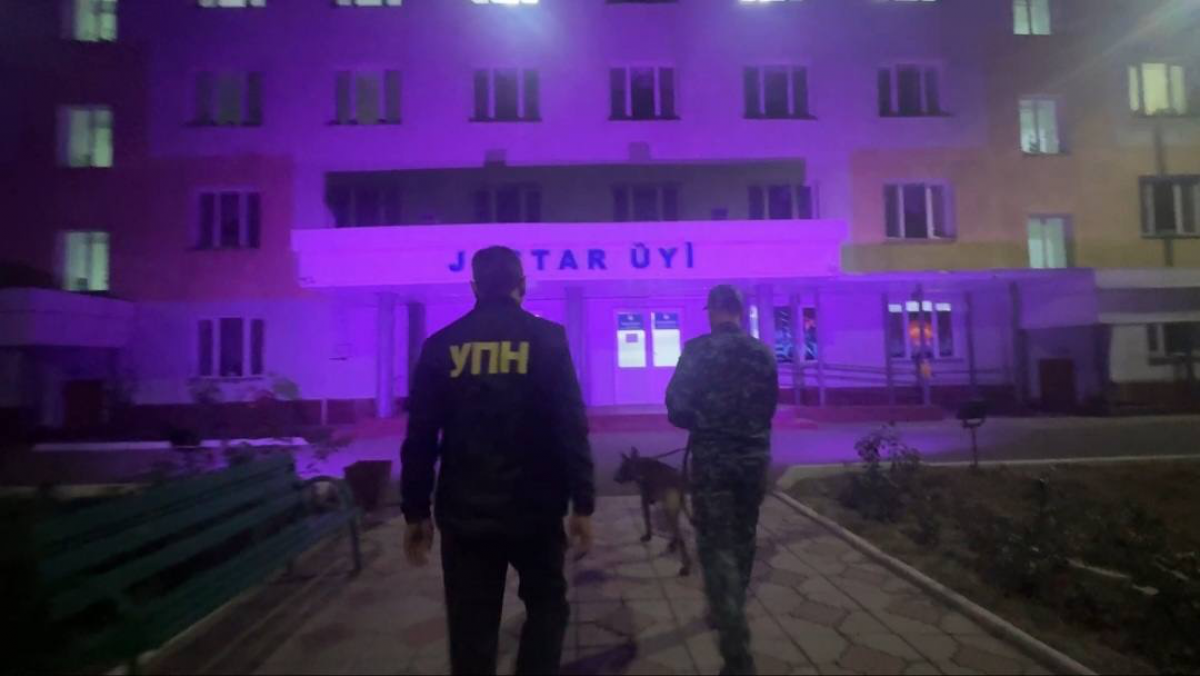 Полицейские с собакой проверили общежитие колледжа в Талдыкоргане