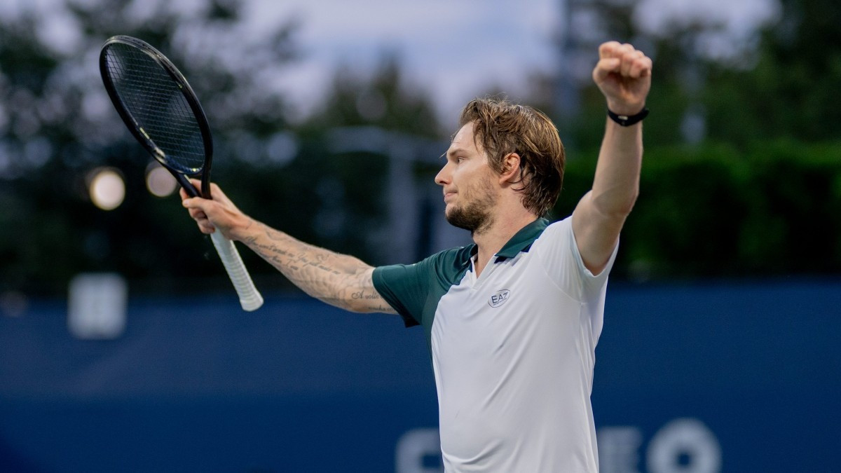 Александр Бублик одержал победу на теннисном турнире в Китае