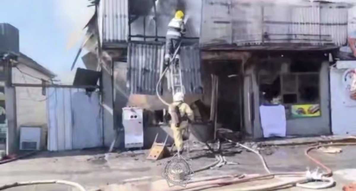 Пожарные Алматы ликвидировали возгорание кафе и спасли соседние здания