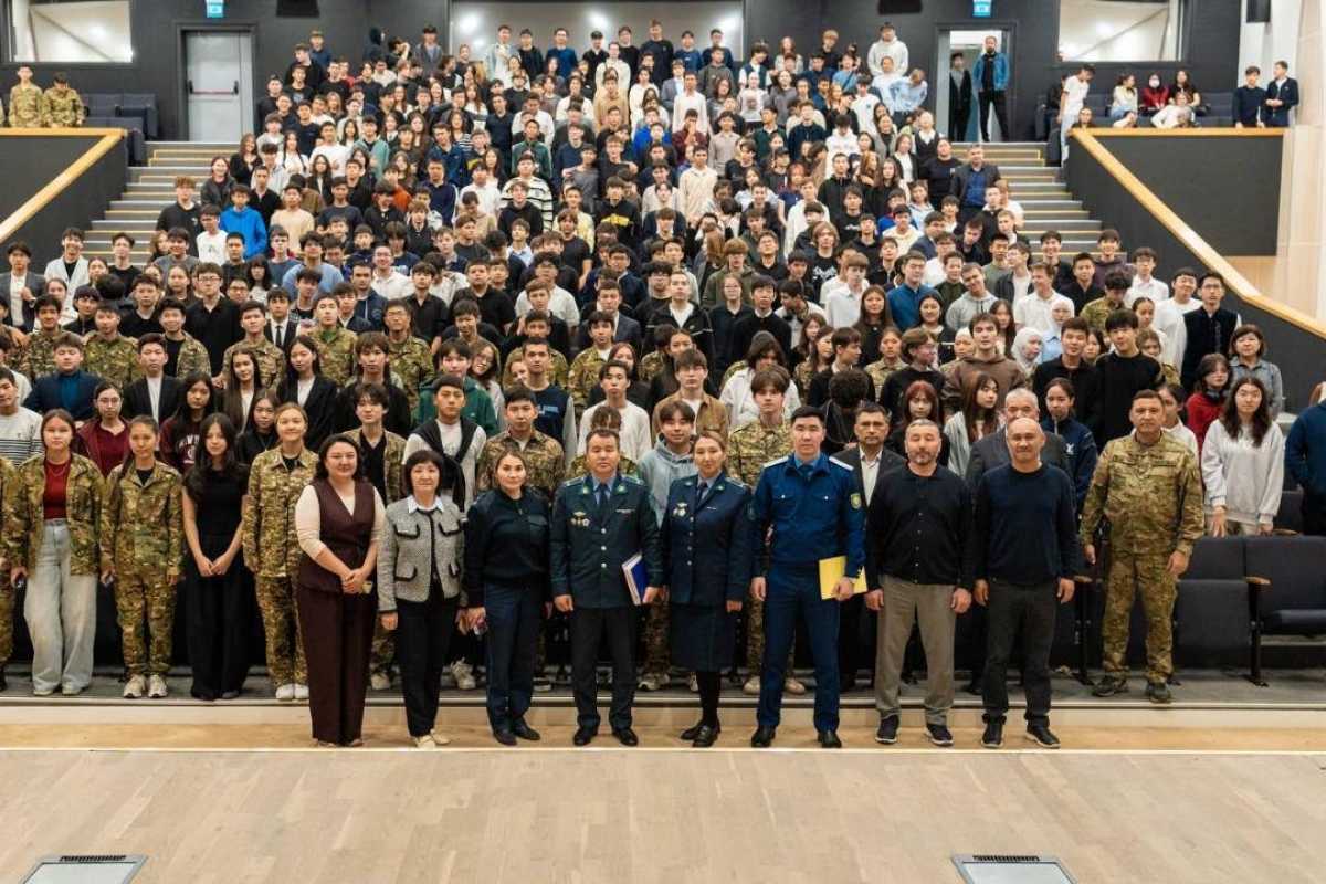 «Выбор за вами»: прокуратура и полиция встретились со студентами в Астане в рамках месячника против наркотиков