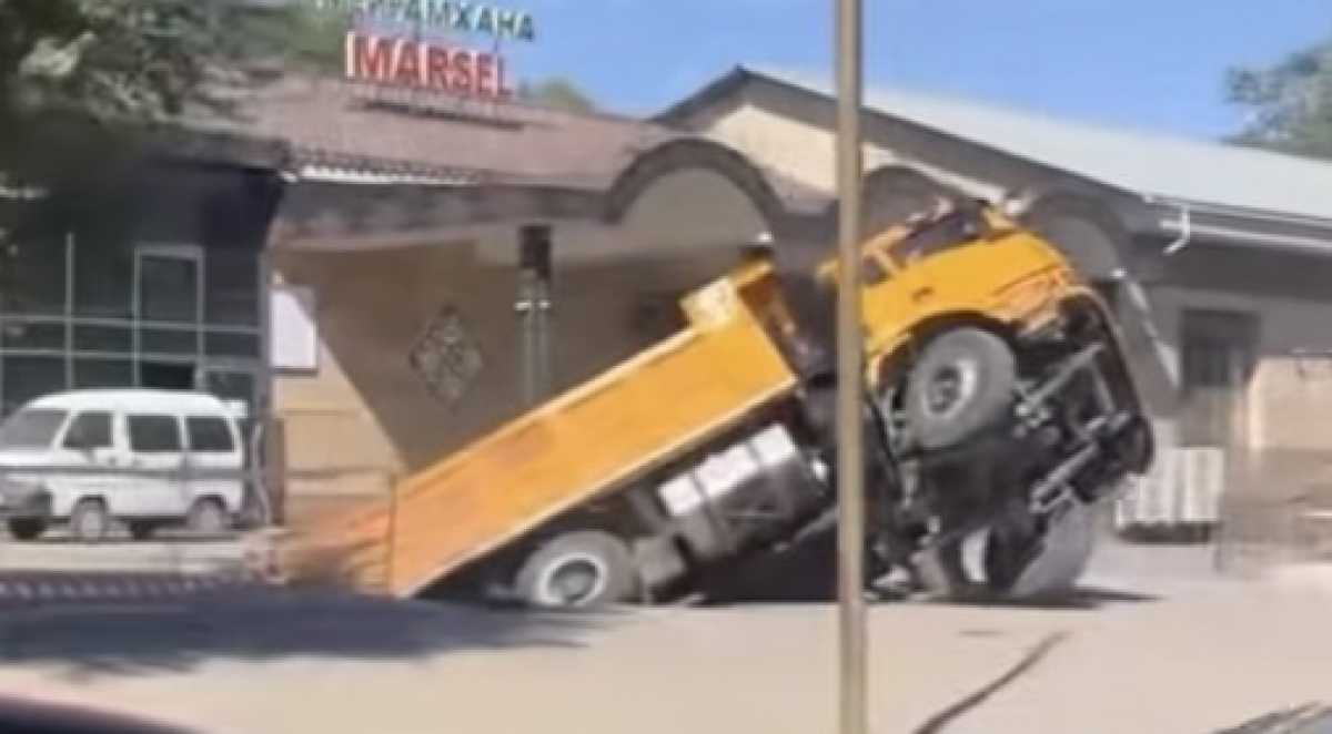 В Алматинской области самосвал с горячим асфальтом провалился под землю