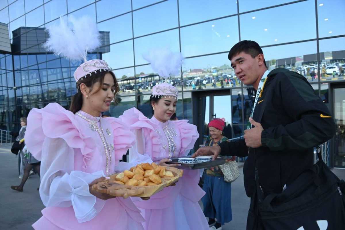 В Шымкенте чемпиона мира по рукопашному бою встретили под звуки военного оркестра