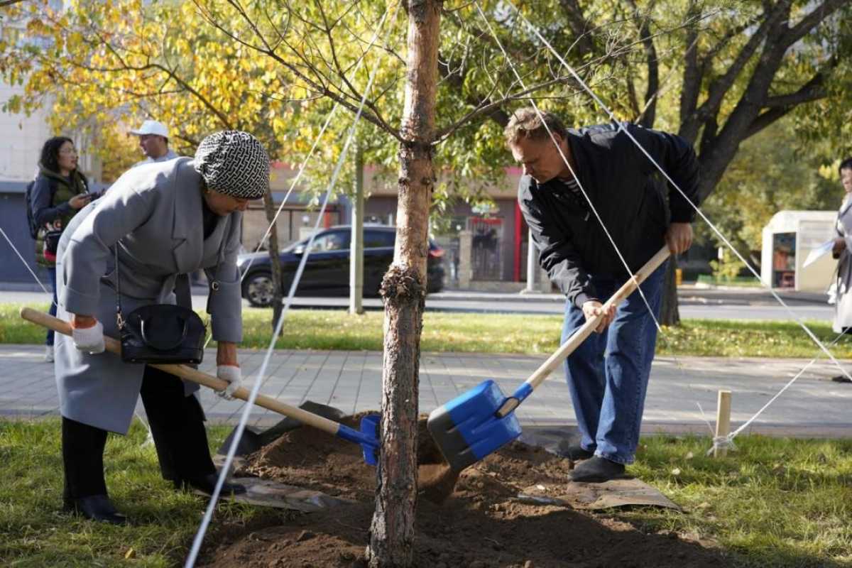 Работников коммунальных служб чествовали накануне Дня труда в Астане