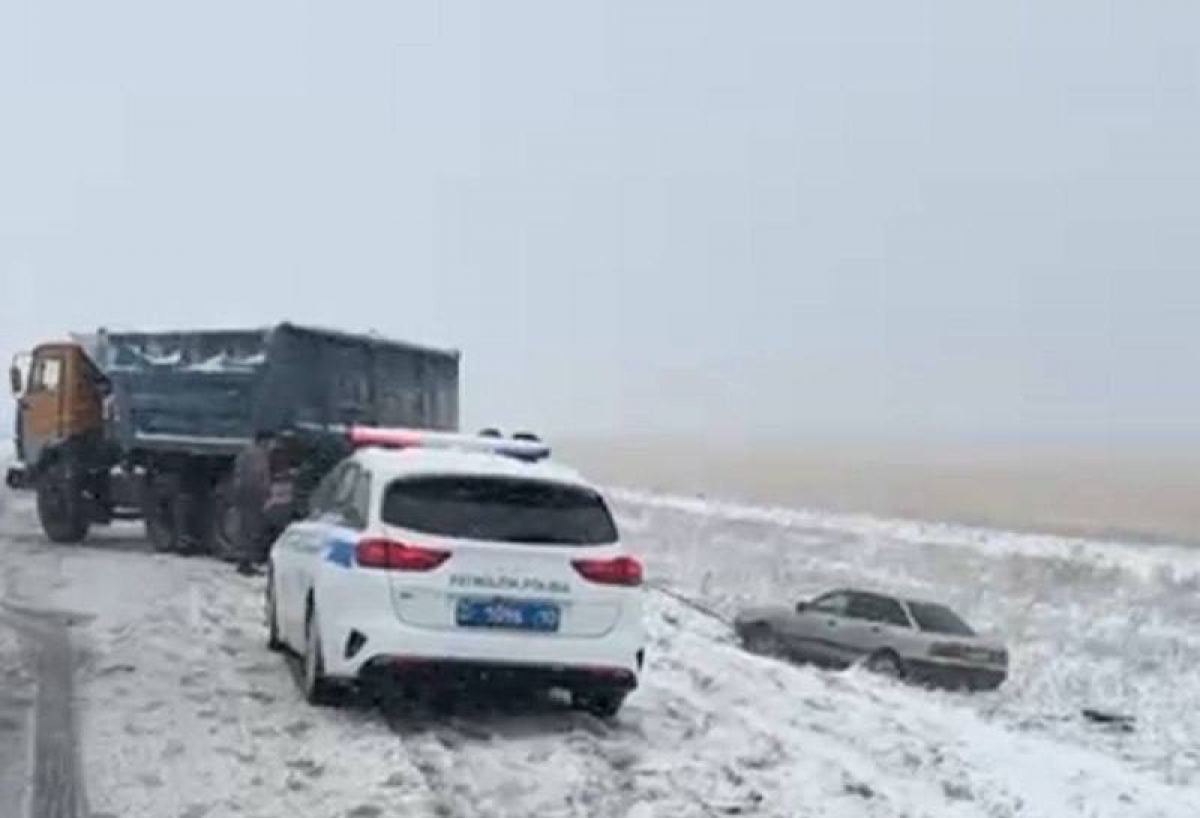 Девять машин вылетели с трассы из-за скользкой дороги в Костанайской области