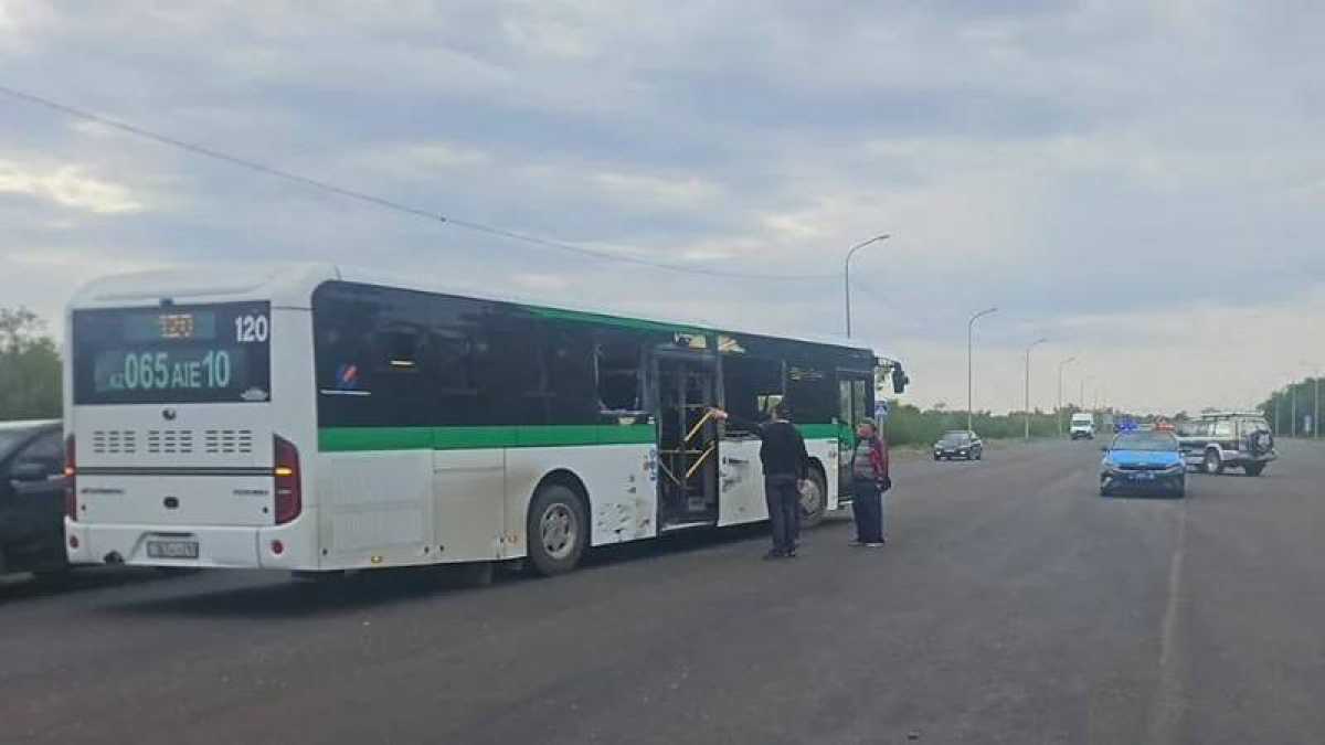 Автобус столкнулся с грузовиком на трассе в Костанайской области