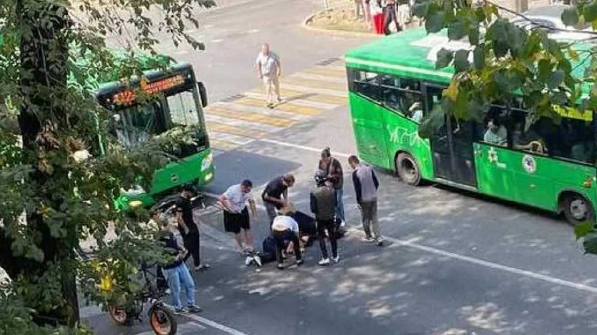 Автобус сбил двух девушек на электросамокатах в Алматы