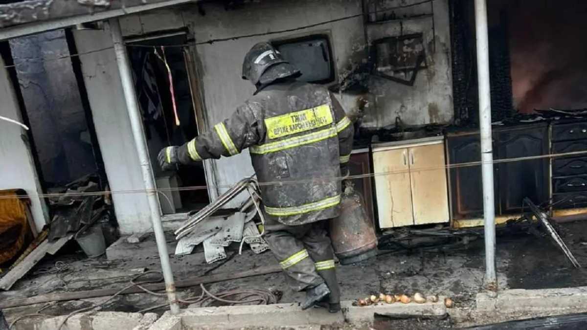 Три дома загорелись в Алматинской области: погибли два человека