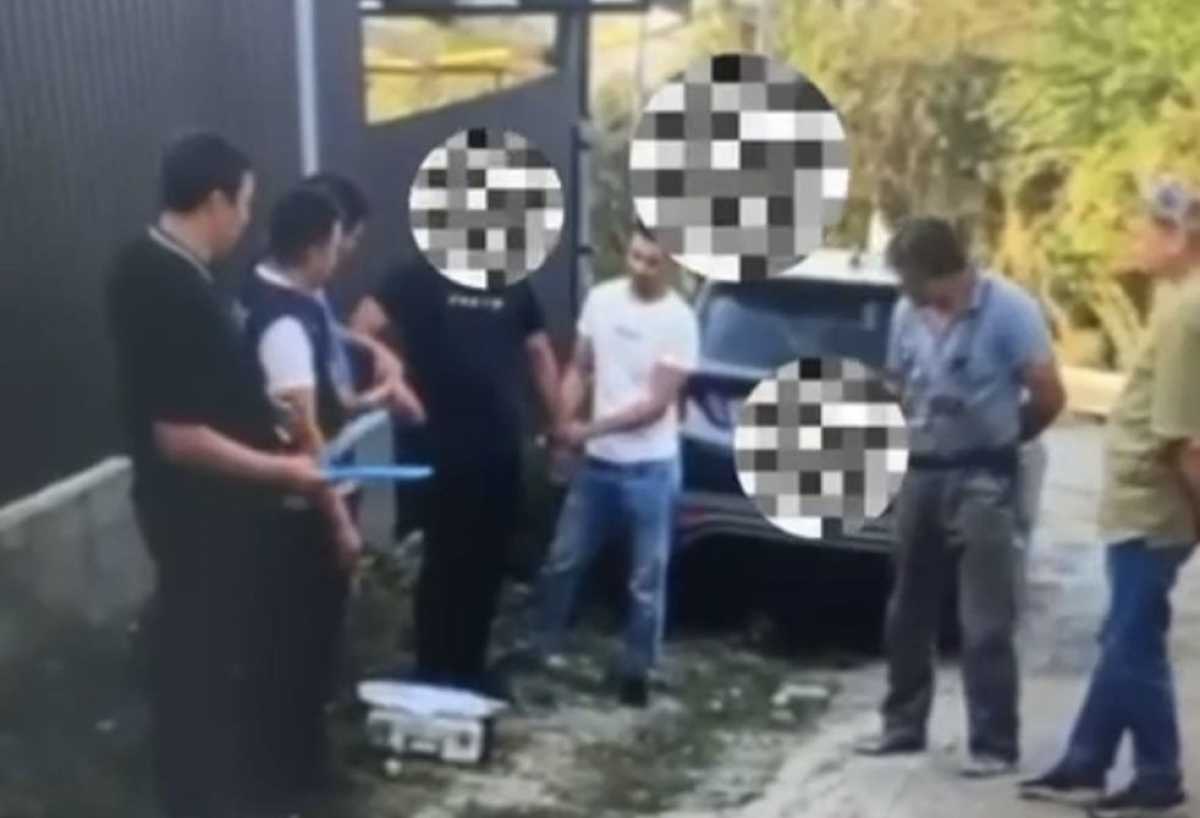 Крупный канал сбыта наркотиков накрыли в Алматы