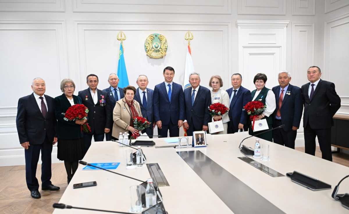 Аким Алматы поздравил ветеранов с Международным днём пожилых людей