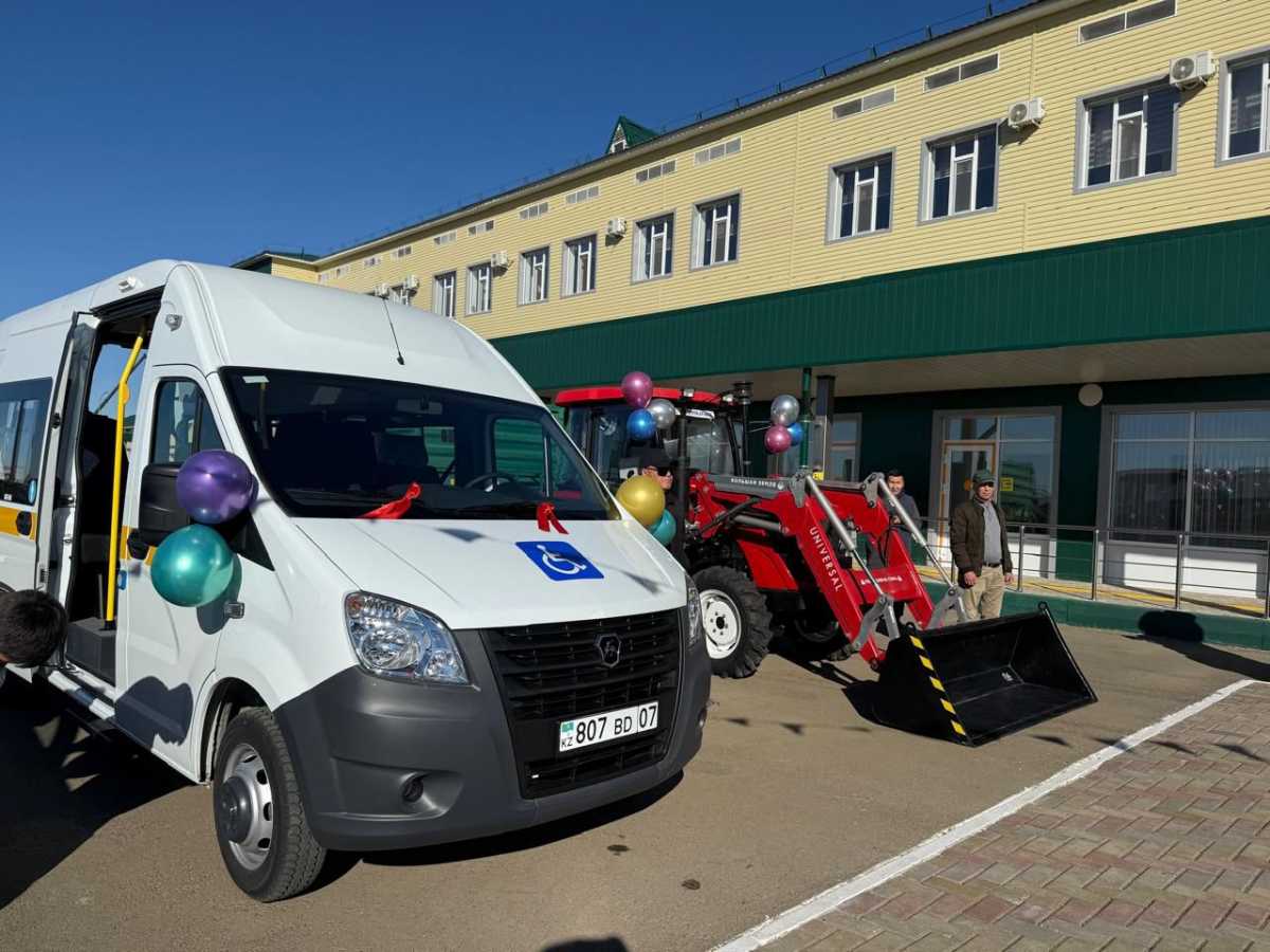 В Уральске реабилитационному центру «Акжайык» вручили ключи от трёх единиц техники