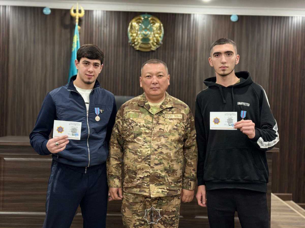 В Таразе наградили молодых героев, спасших людей из горящего дома