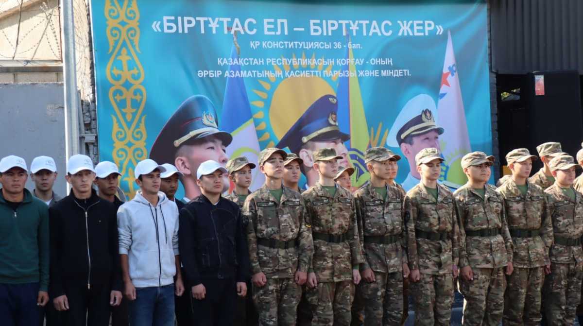 С оркестром и напутствиями: в Шымкенте проводили новобранцев в Десантно-штурмовые войска