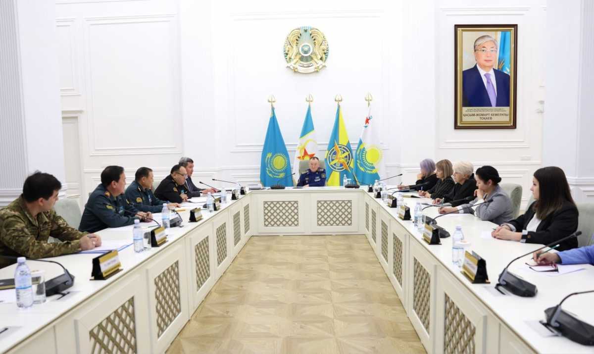 Министр обороны РК и главный военный прокурор встретились с представителями комитета солдатских матерей «Аналар жүрегі»