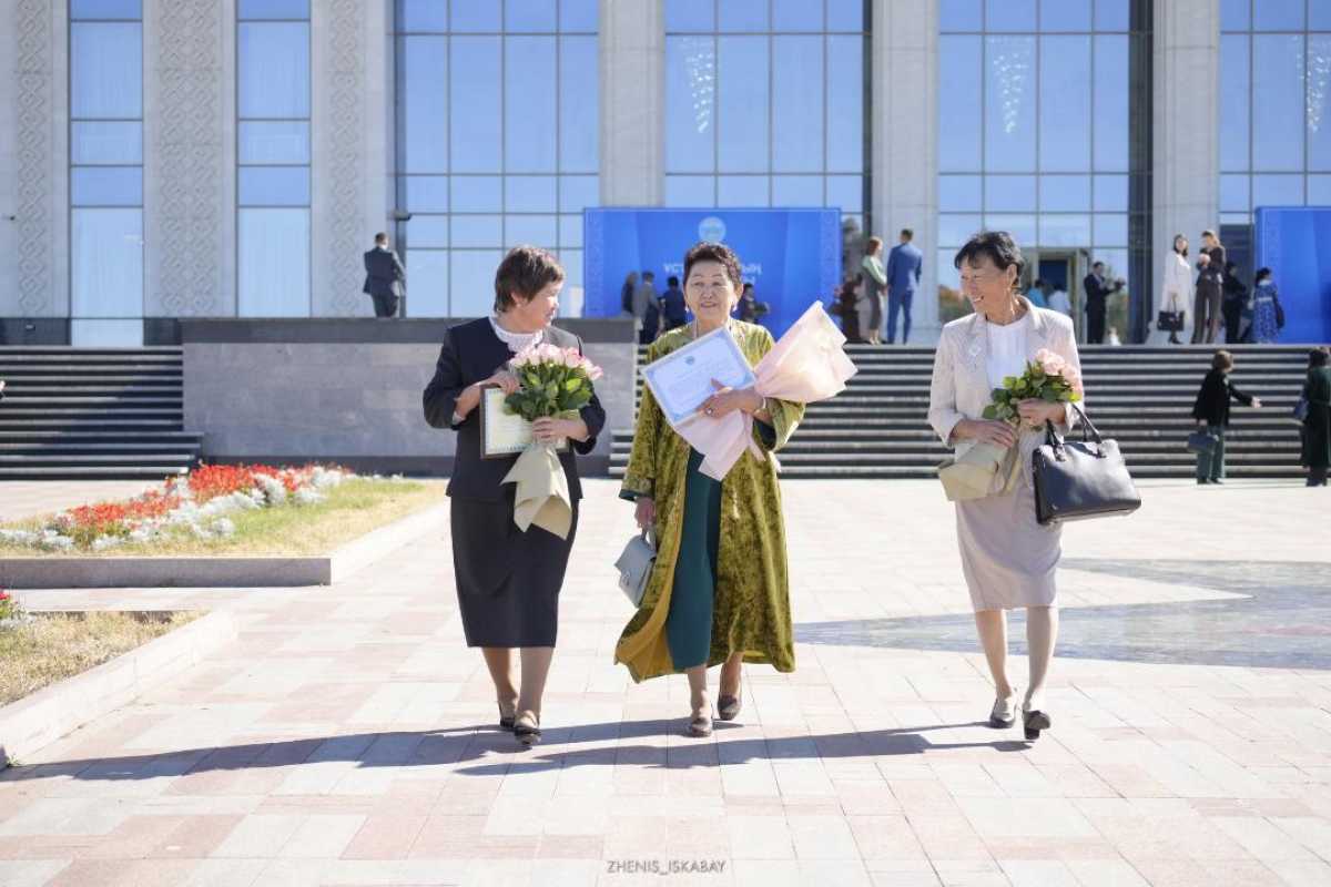 Труд педагогов в центре внимания: в Жетісу прошла торжественная церемония ко Дню учителя