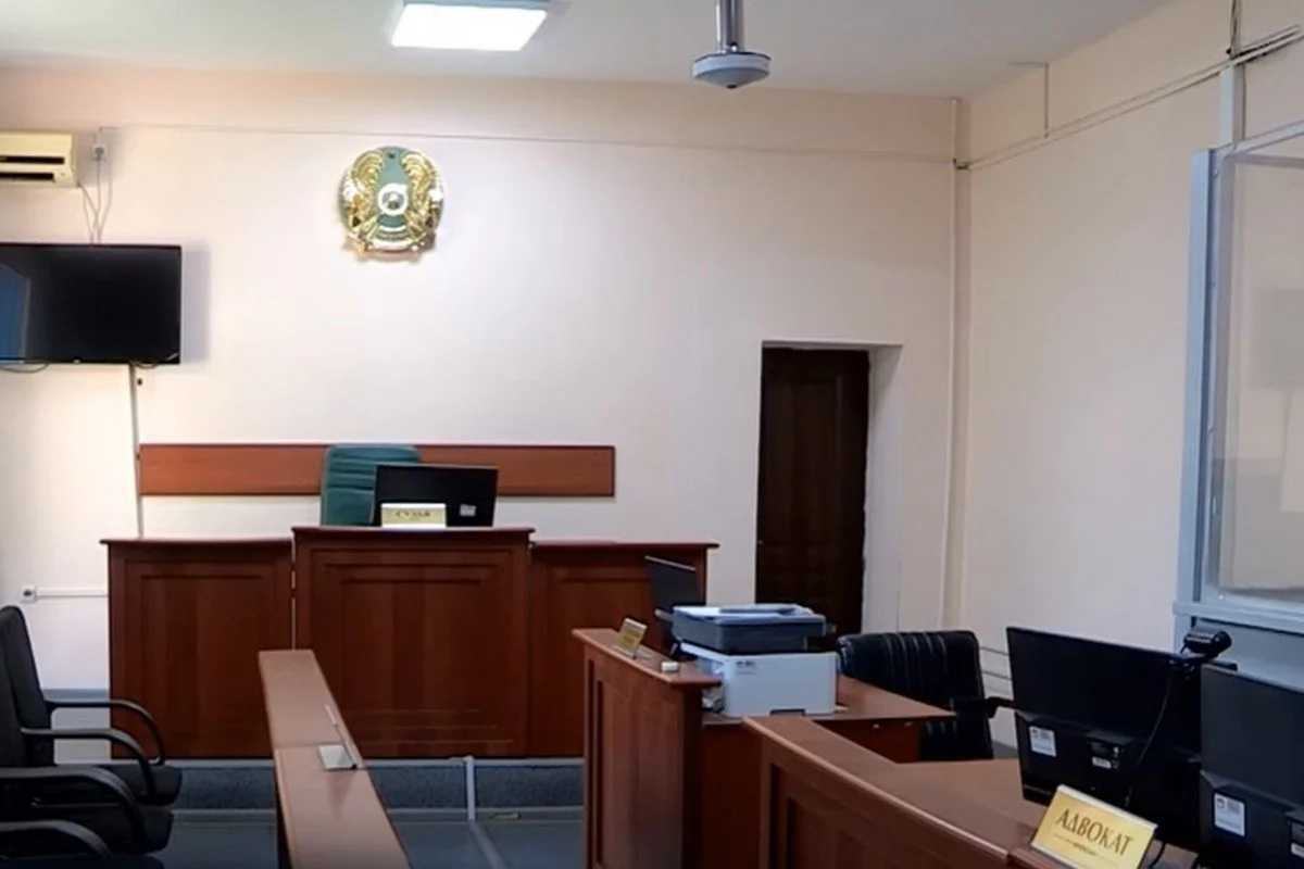 В Шымкенте 25-летнего следователя осудили за мошенничество