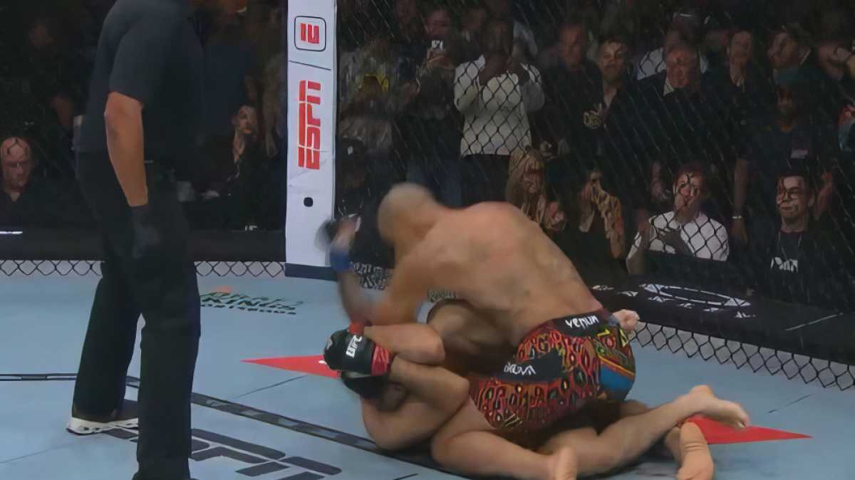 Перейра сотворил сенсацию за 80 секунд и отнял пояс у Анкалаева в UFC