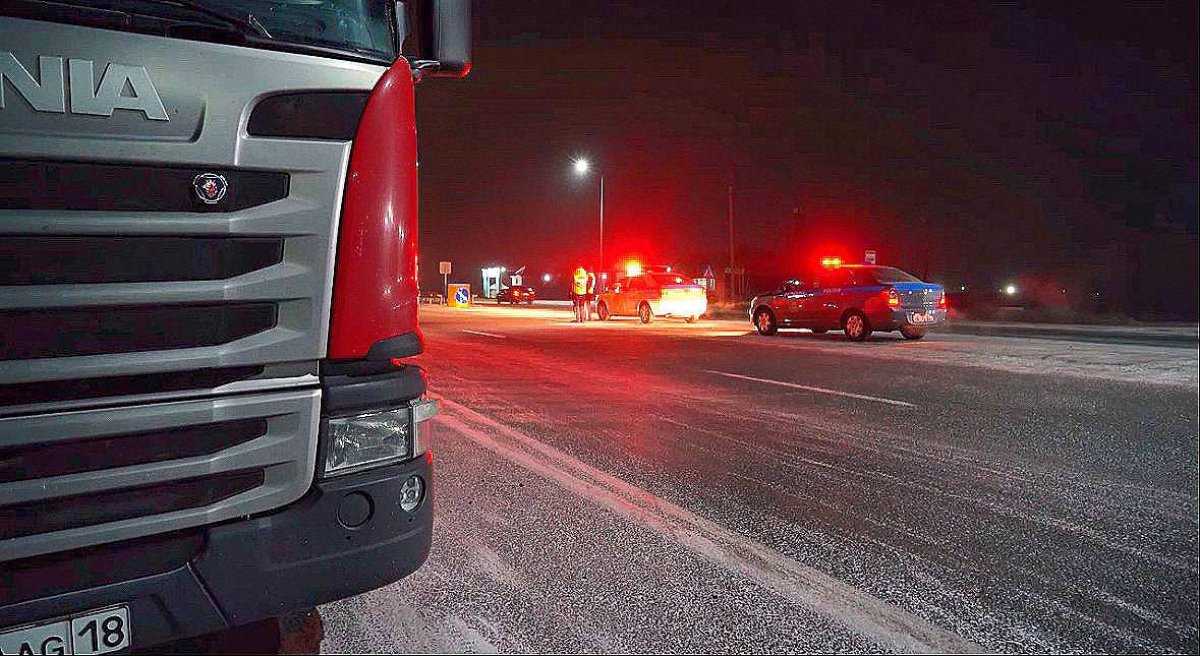 Казахстанцы застряли на трассе из-за гололеда в ВКО