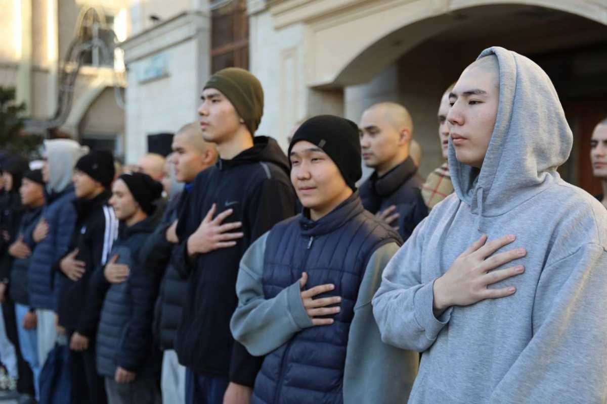 Новобранцы из Астаны отправились на службу в Десантно-штурмовые войска