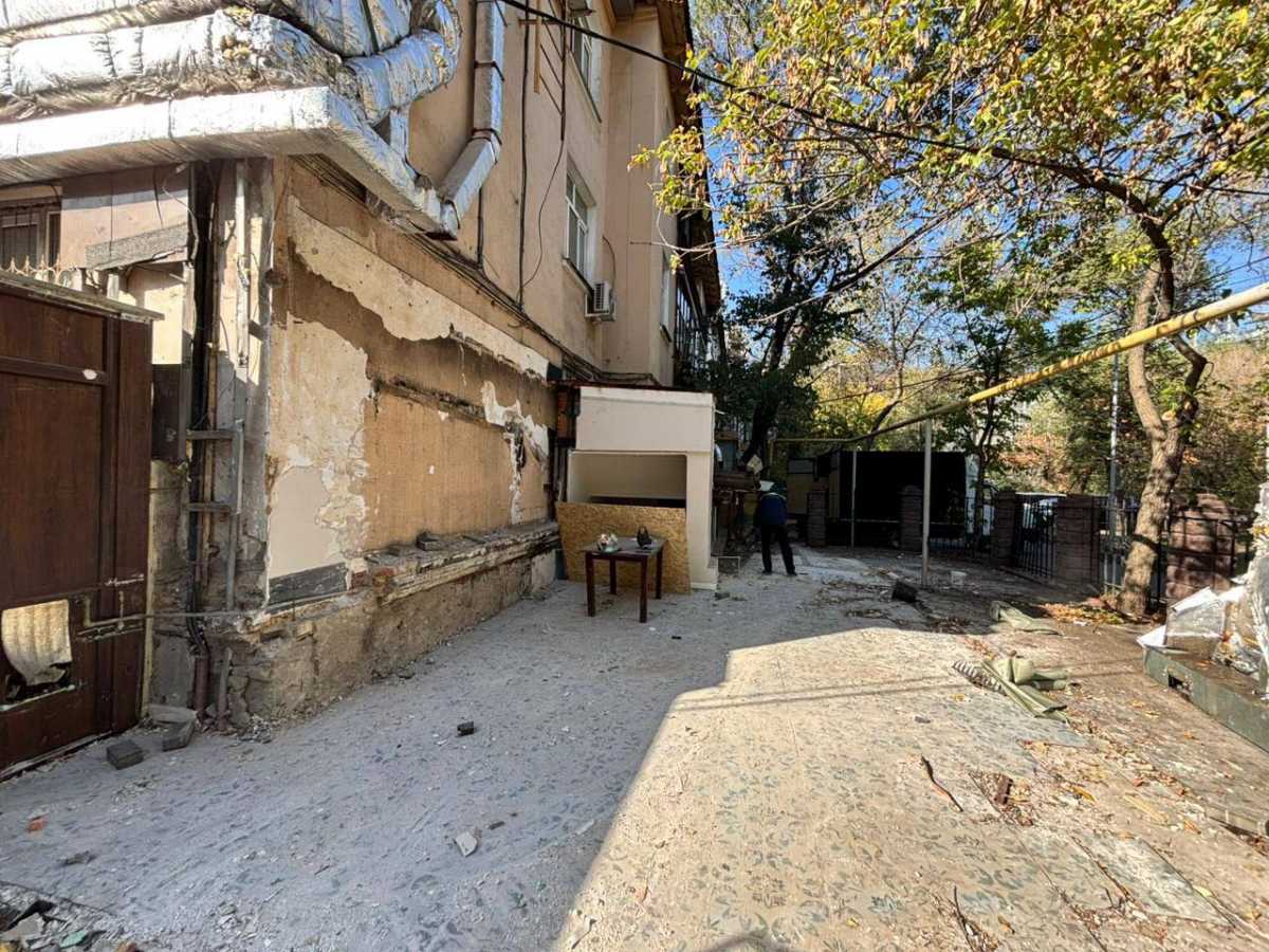 Очередную незаконную пристройку снесли в Алматы