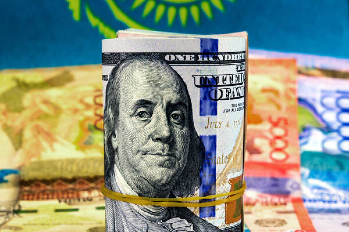Почти на 2 тенге подешевел доллар в Казахстане