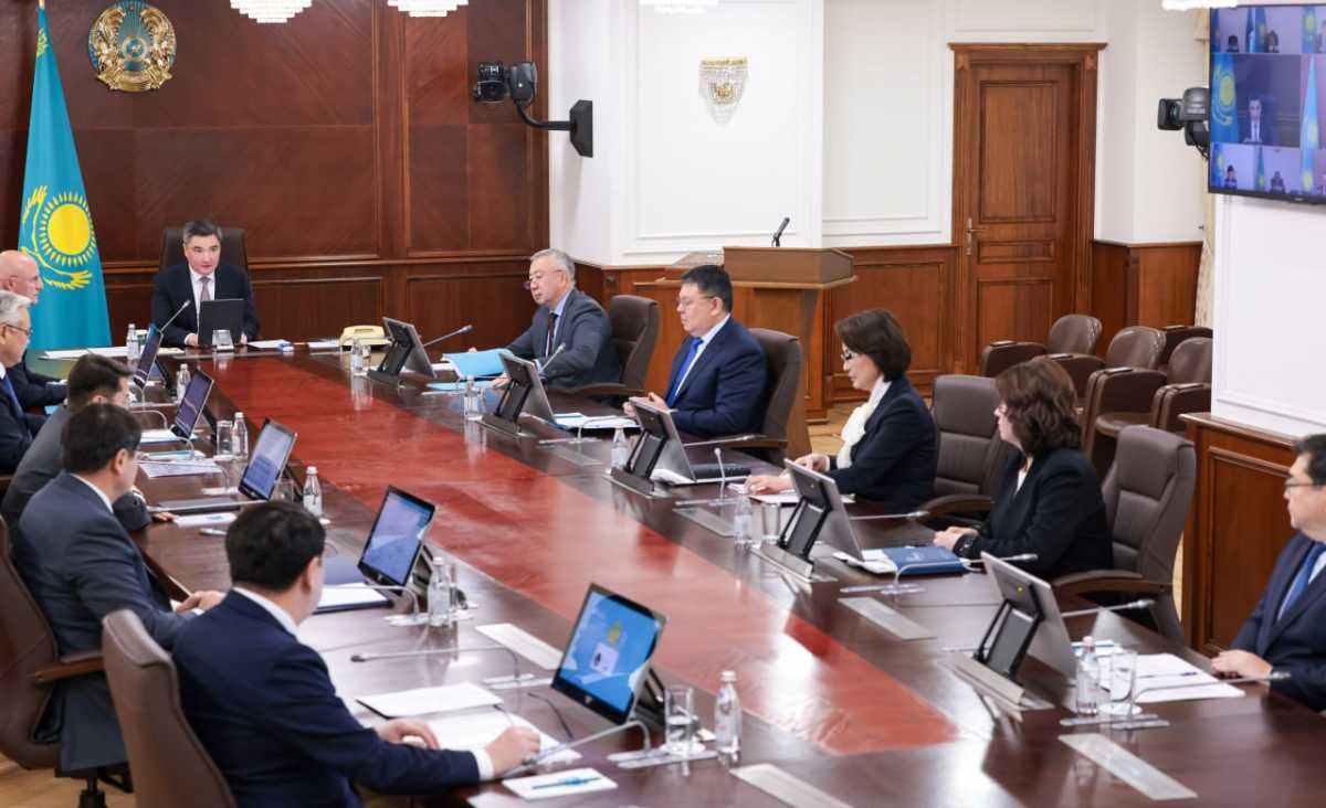 Олжас Бектенов поручил обеспечить контроль за использованием средств и качеством медуслуг с применением элементов ИИ