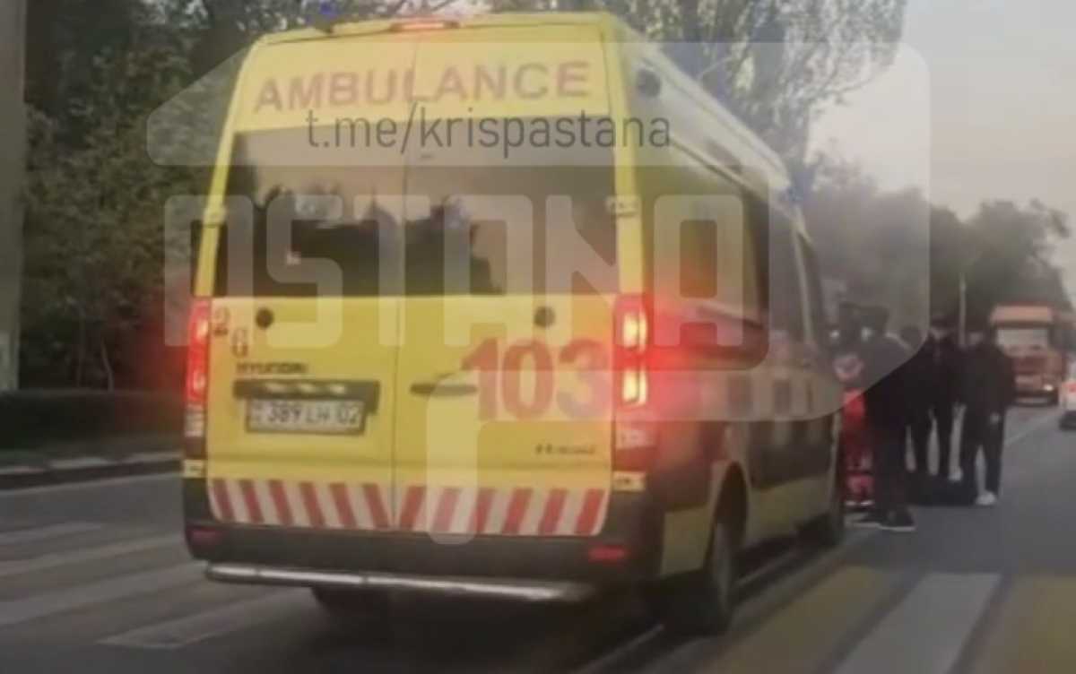 Машина скорой помощи сбила подростка в Алматы