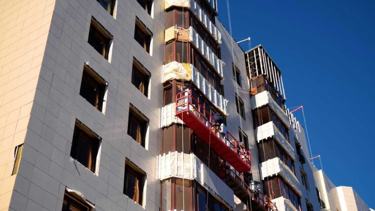 Ремонт в пострадавших от пожара квартирах ЖК «Тулпар» в Астане выполнен на 90% – акимат
