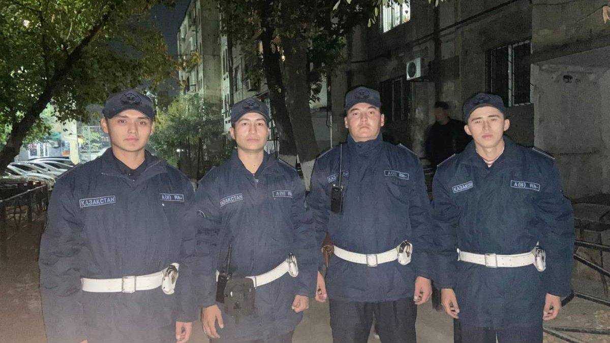 Гвардейцы спасли жителей из задымлённого дома в Шымкенте