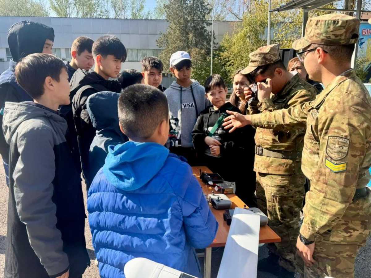 Более сотни алматинских школьников побывали в гостях у будущих офицеров