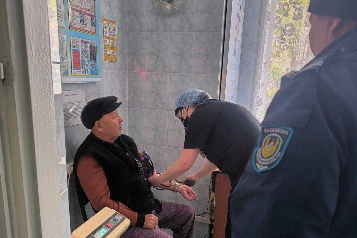 Полицейские спасли пожилого водителя в СКО