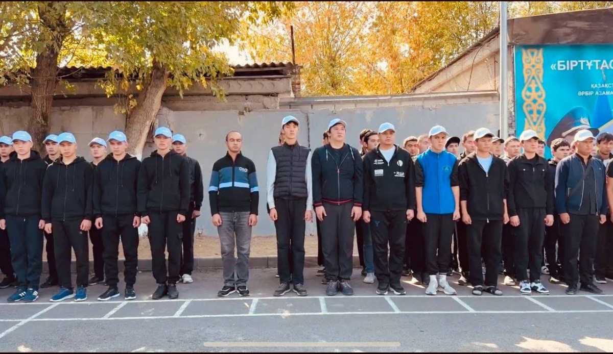 Очередная команда призывников отправилась из Шымкента в армию