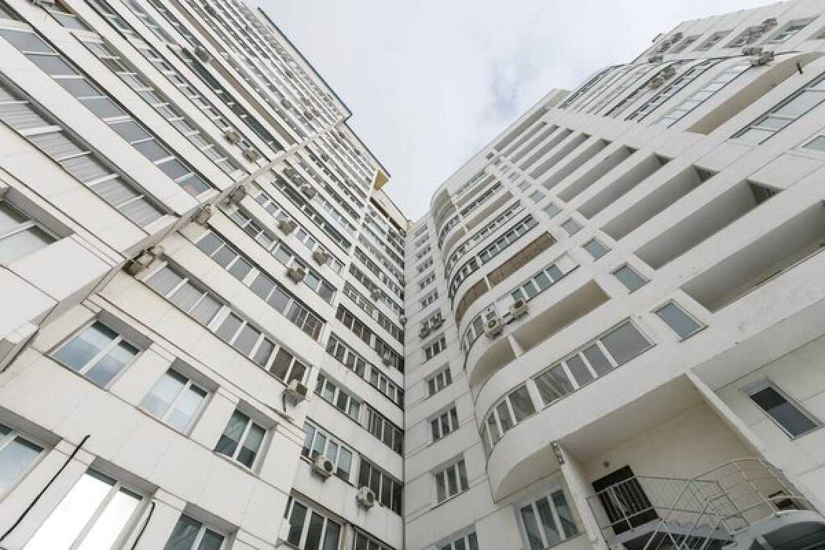 В Актау мужчина с ножом пытался через окно забраться в чужую квартиру