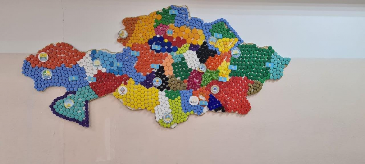 «Таза Қазақстан»: школьники из Астаны выложили карту страны из 400 пластиковых крышек