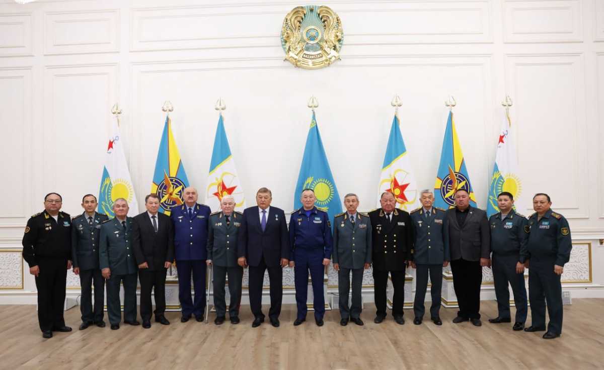 Глава Минобороны Казахстана встретился с ветеранами Вооруженных сил