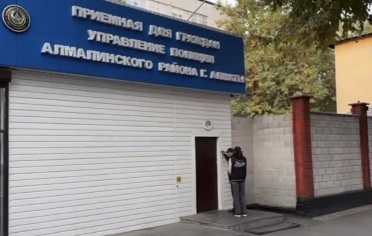 Неуважение к слабослышащему водителю обернулось профилактической беседой для блогера из Алматы