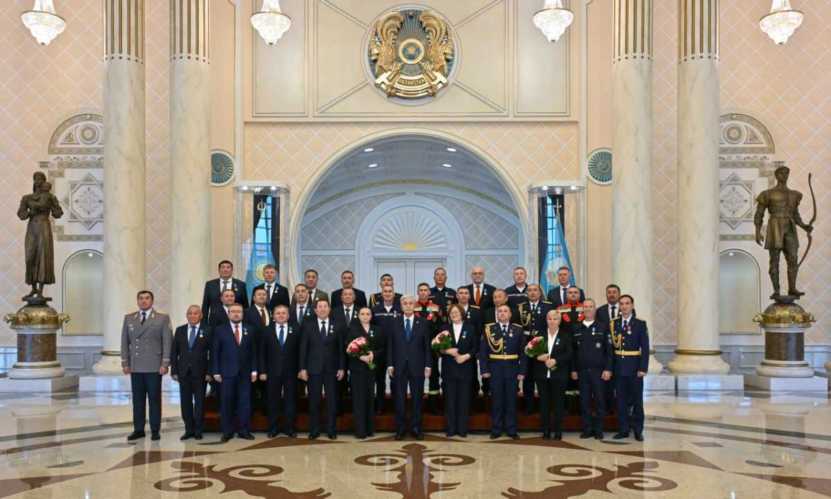 Токаев вручил казахстанцам ордена и медали за мужество и самоотверженность