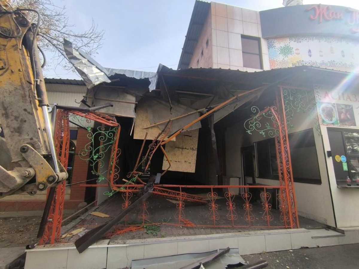 Очередное кафе снесли в Алматы