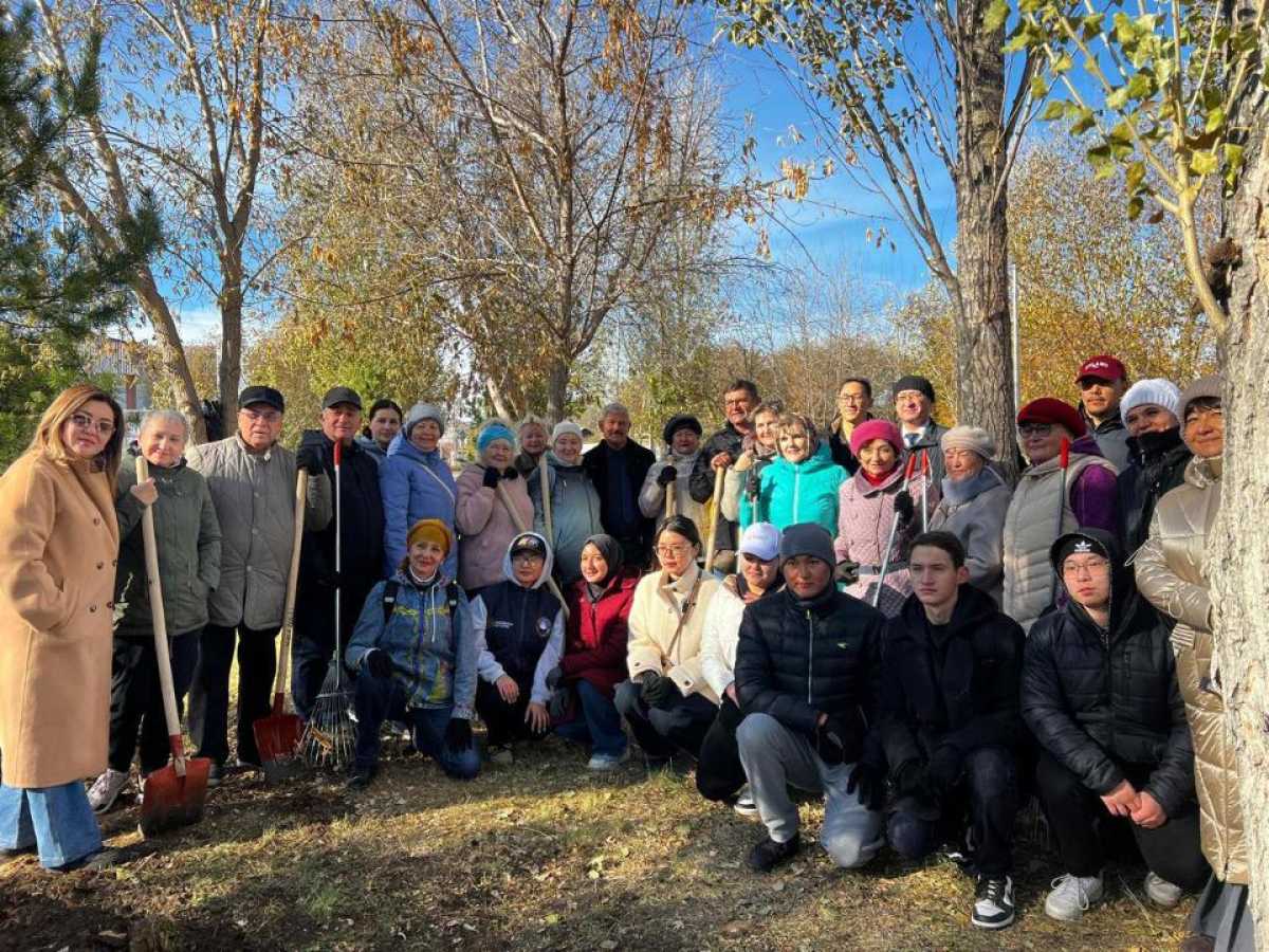 «Таза Қазақстан»: члены АНК посадили на столичной аллее молодые ели