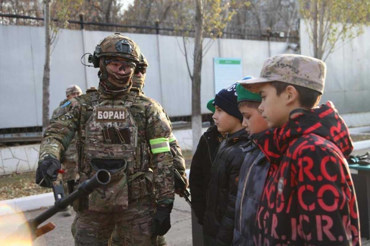 Урок духа и патриотизма: школьники из Астаны познакомились с жизнью пограничников