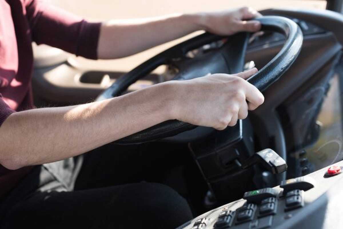В Алматы автобус врезался в остановку: есть пострадавшие