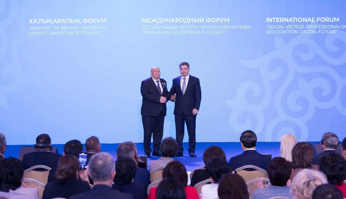 Олжас Бектенов вручил госнаграды от имени Президента работникам социально-трудовой сферы