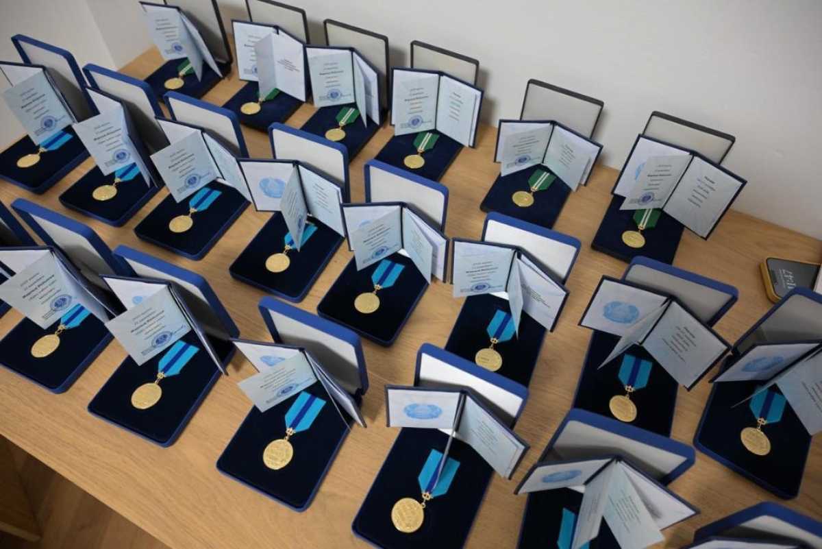 День Республики: Дархан Сатыбалды вручил алматинцам госнаграды от имени Президента