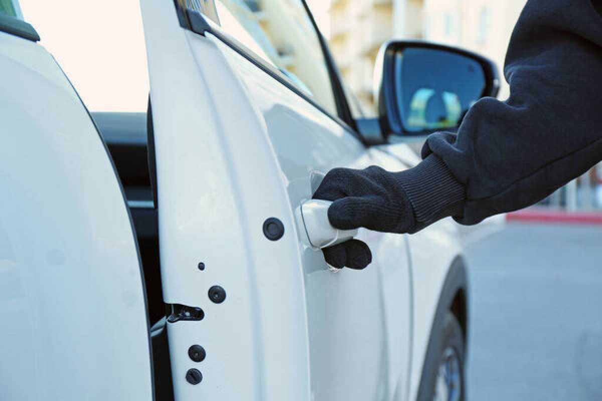 Кражи из незапертых машин: полиция Астаны задержала подозреваемого