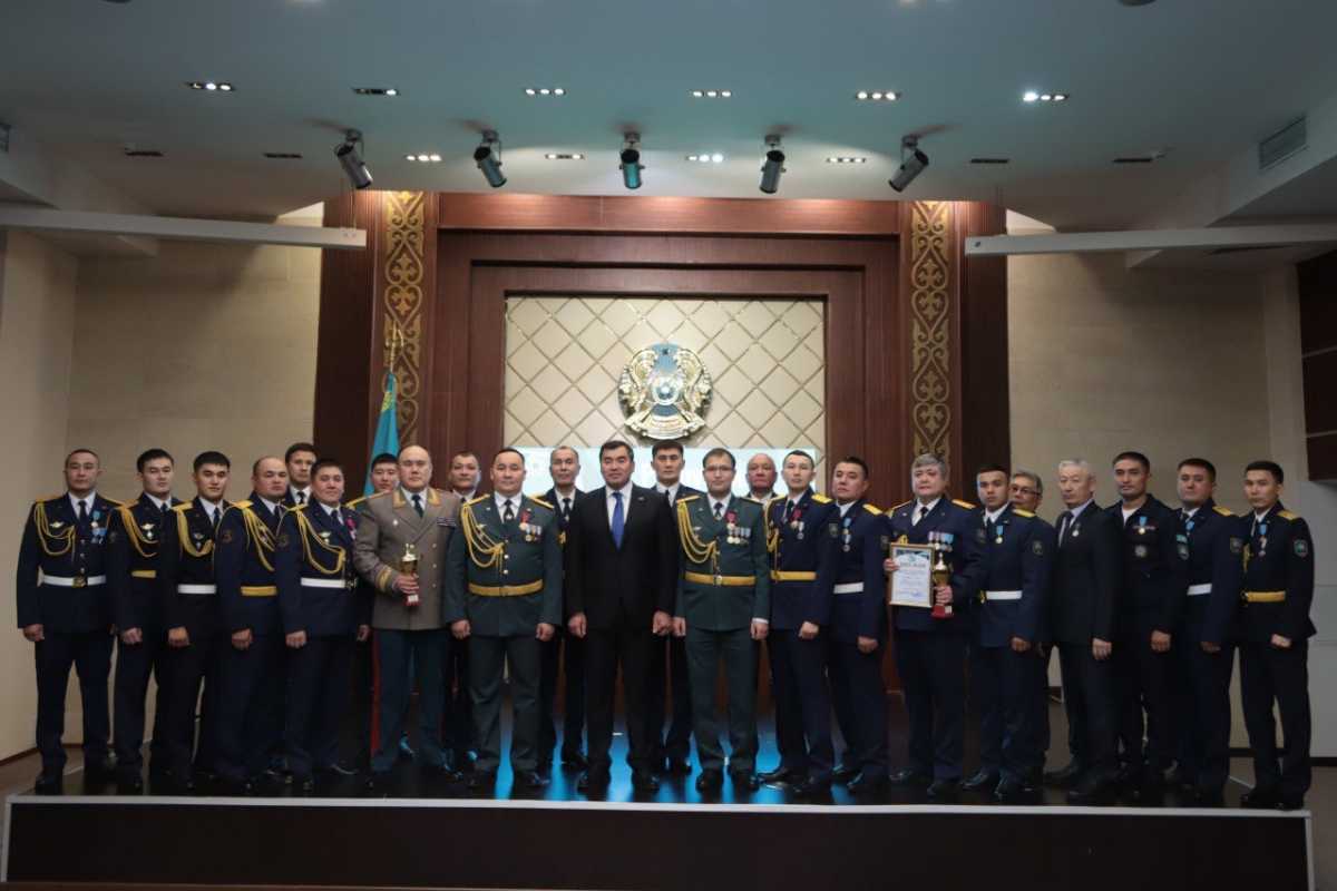 Казахстанским спасателям вручили госнаграды ко Дню Республики