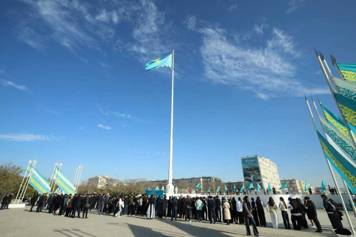 В Актау в честь Дня Республики состоялась церемония поднятия Государственного флага