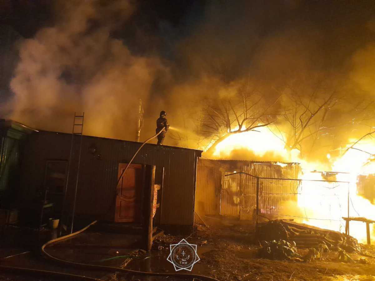 Три дома в огне: в Семее ликвидировали масштабное возгорание