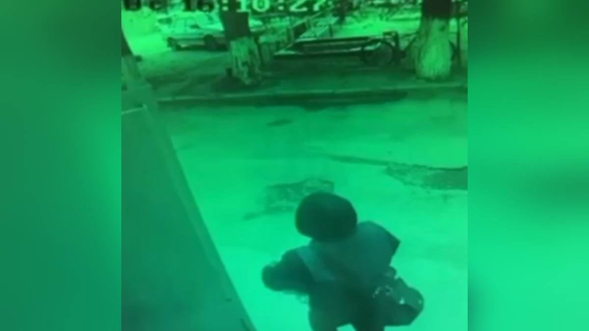 В Актобе задержали мужчину, похищавшего кабели с крыш жилых домов