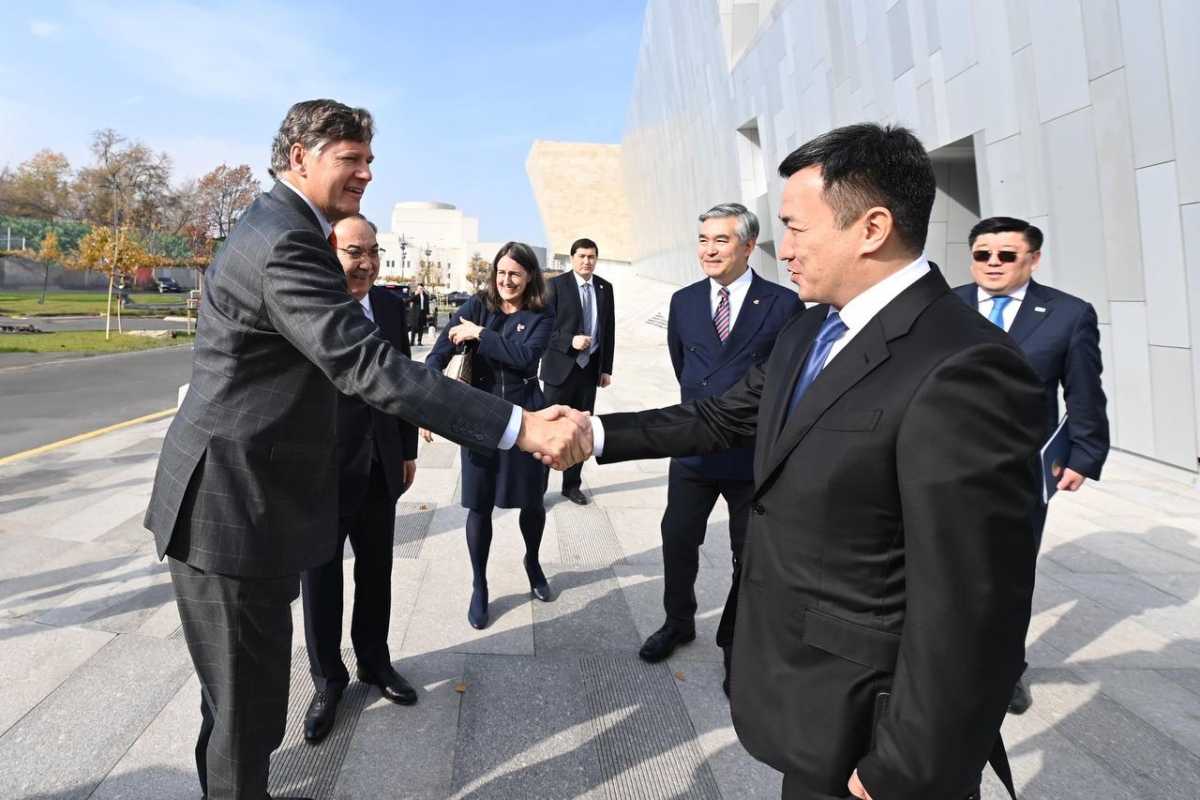 Спецпредставитель президента США и замгоссекретаря прибыли в Алматы